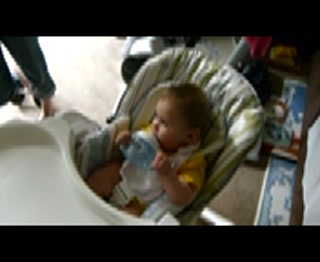 201111DrinkingHighchair.wmv